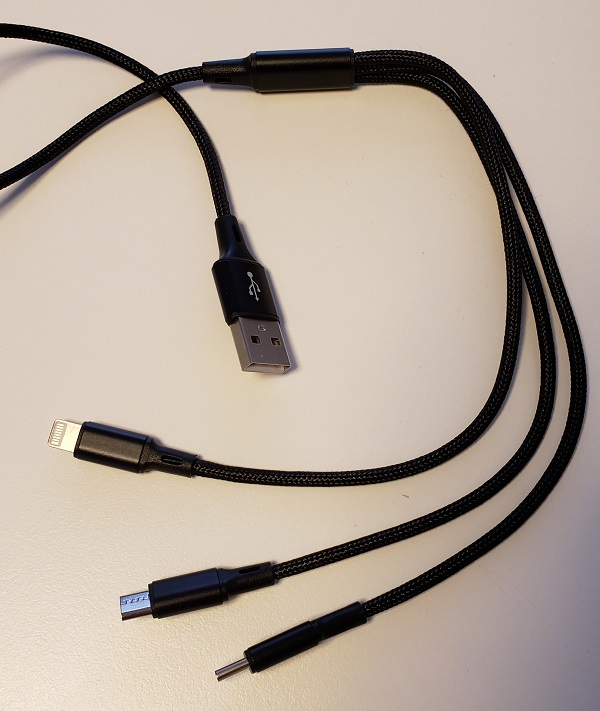 USBケーブルは不格好だけど3タイプ型を選んだ