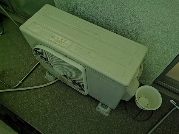 P30通常で夜に室外機を撮影