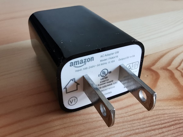 代用しているAmazonの充電アダプター