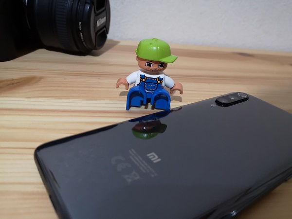 【Xiaomi Mi9画像】背面はガラスで高級感はある（ただし指紋が目立つ）
