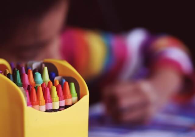 夢中で絵を描く子供