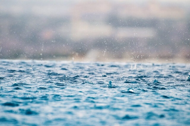 幻想的な雨粒と地面